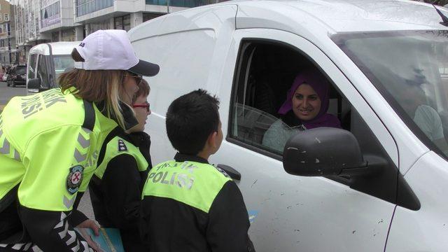 Trafik polisi olan minik öğrenciler, sürücülere broşür dağıttı