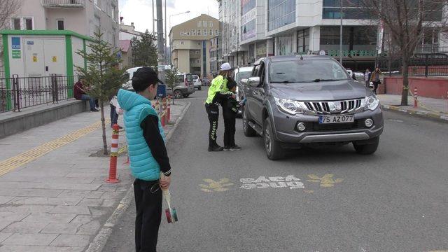 Trafik polisi olan minik öğrenciler, sürücülere broşür dağıttı