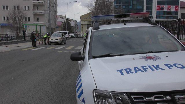 Trafik polisi olan minik öğrenciler, sürücülere broşür dağıttı