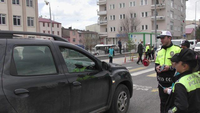 Trafik polisi olan minik öğrenciler, sürücülere broşür dağıttı