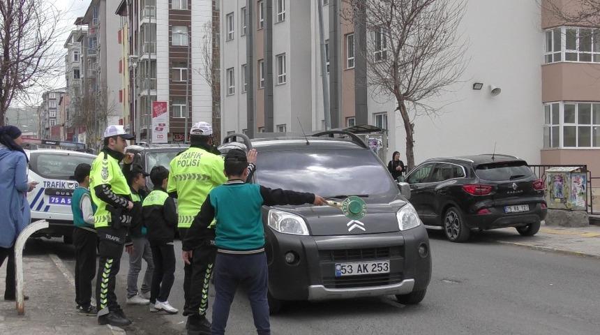 Trafik polisi olan minik öğrenciler, sürücülere broşür dağıttı