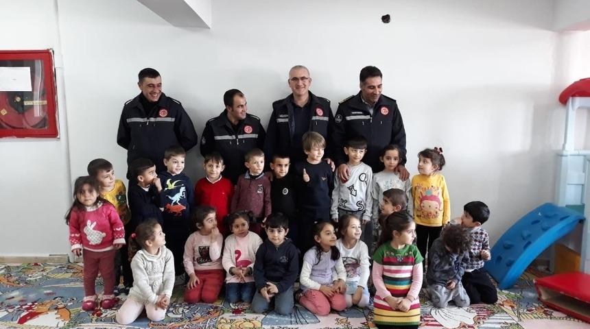 İtfaiye ekipleri okullarda eğitim vermeye devam ediyor