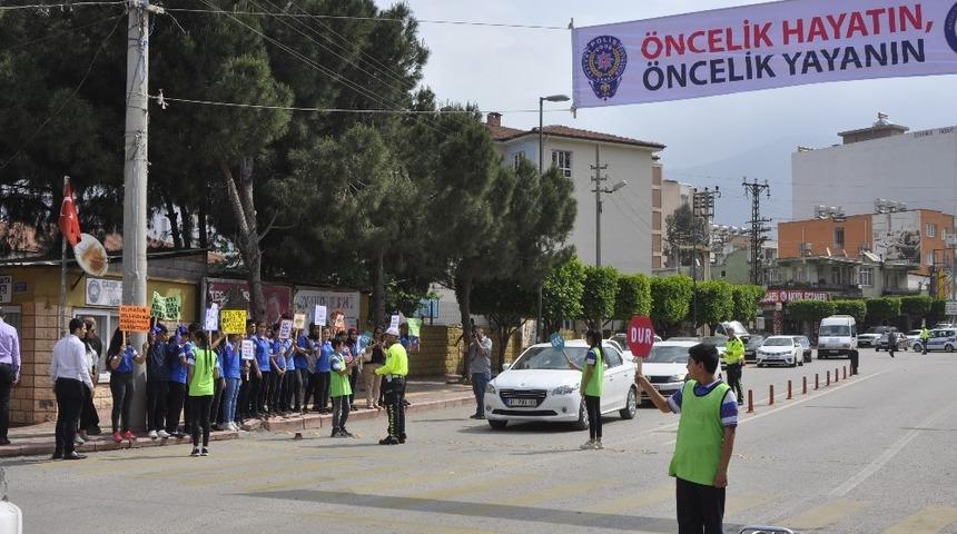 &Ouml;ğrenciler trafik uygulaması yaptı