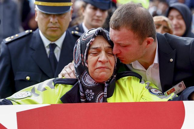 Şehit polis eşini, son g&ouml;revindeki kıyafetiyle uğurladı 1