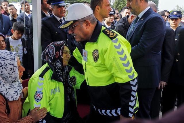 Şehit polis eşini, son g&ouml;revindeki kıyafetiyle uğurladı 3