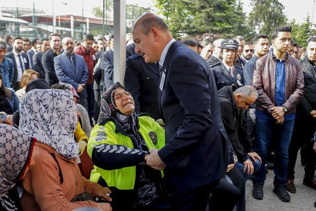 Şehit polis eşini, son g&ouml;revindeki kıyafetiyle uğurladı 4