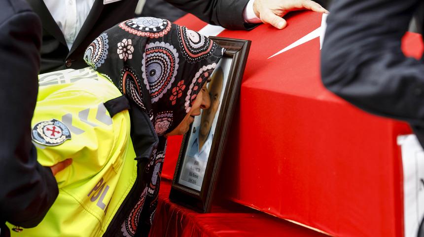 Şehit polis eşini, son g&ouml;revindeki kıyafetiyle uğurladı