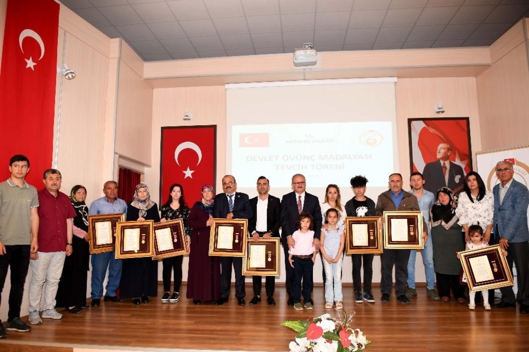 Şehit yakınları ve gazilere &ouml;v&uuml;n&ccedil; madalyası