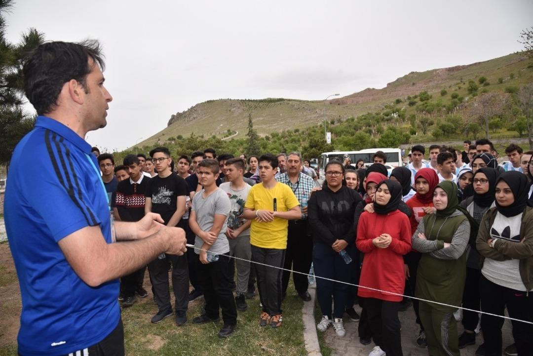 Sel&ccedil;uklu&rsquo;da oryantiring sporunda &ouml;ğrenciler zamana karşı yarıştı