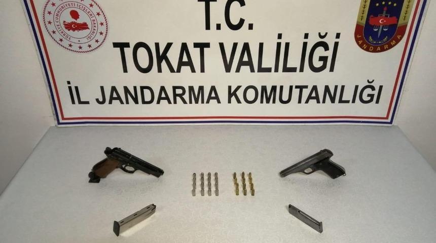 Ara&ccedil;larından ruhsatsız silah ve &ccedil;ok sayıda mermi &ccedil;ıktı