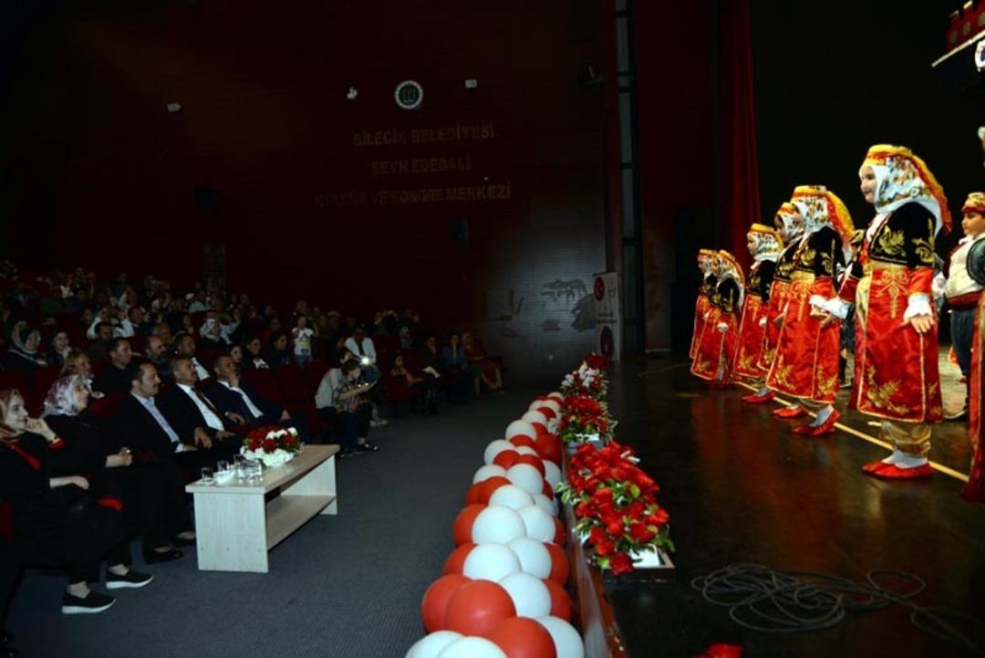 &rsquo;&rsquo;Şiir denizinde bir gemide sen y&uuml;zd&uuml;r&rsquo;&rsquo; şiir dinletisi