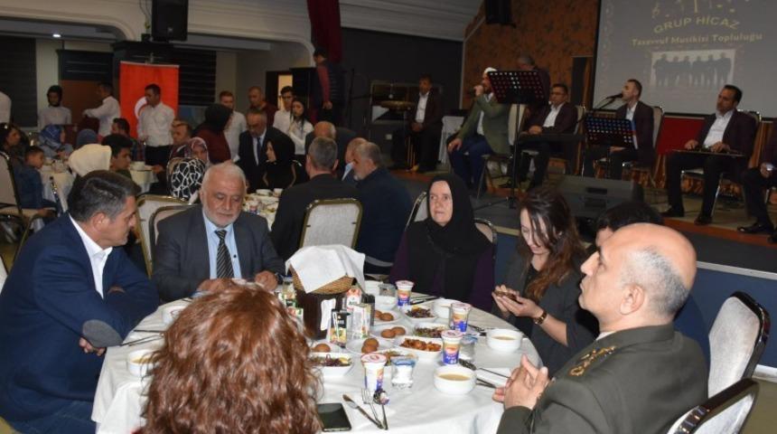 D&uuml;zce&rsquo;de ilk iftar şehit yakınları ve gazilerle