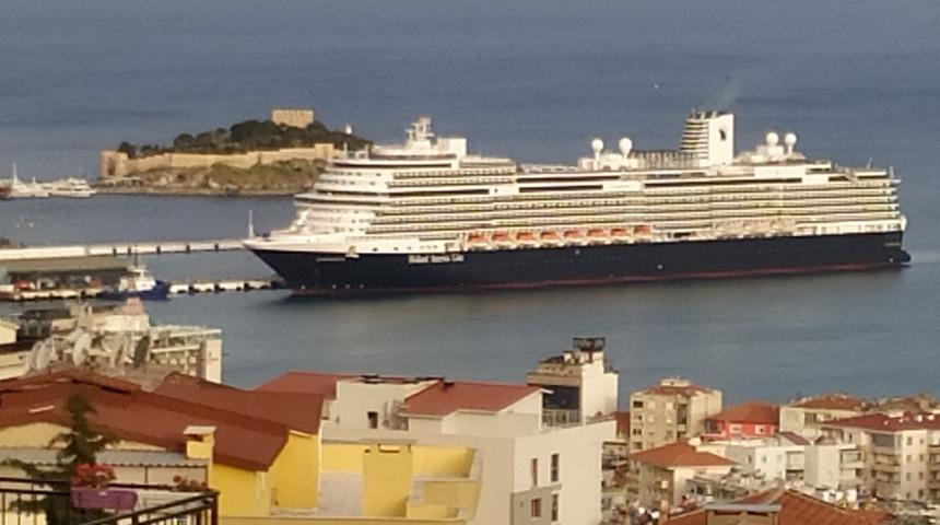 Ünlü transatlantik 3 yıl sonra yeniden Kuşadası'nda 