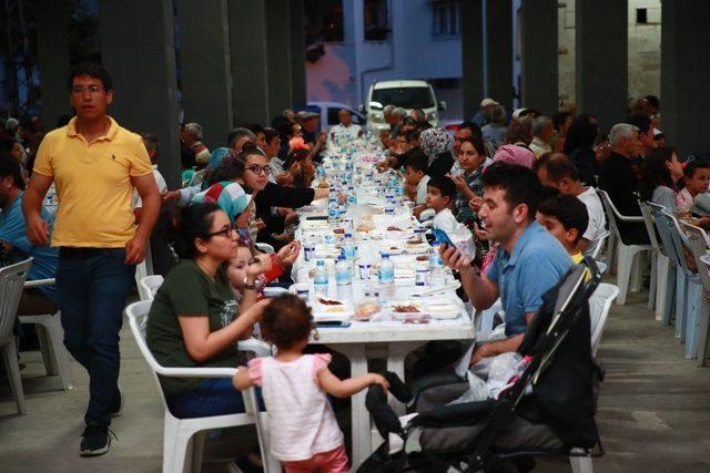 Seyhan’ın geleneksel iftar sofrası kuruldu