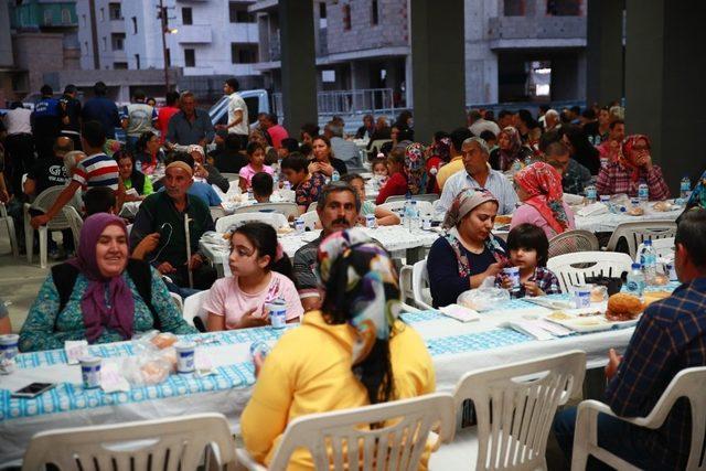 Seyhan’ın geleneksel iftar sofrası kuruldu