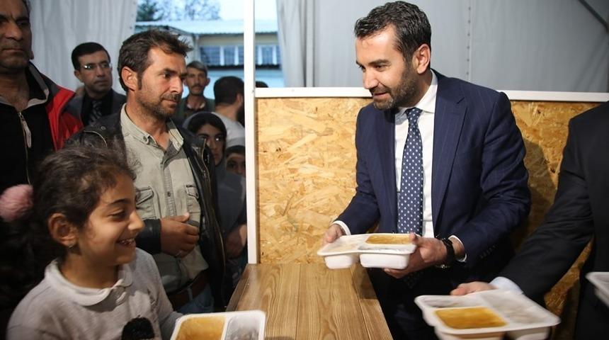 Başkan Şerifoğulları,vatandaşlarla çadırda iftarını açtı
