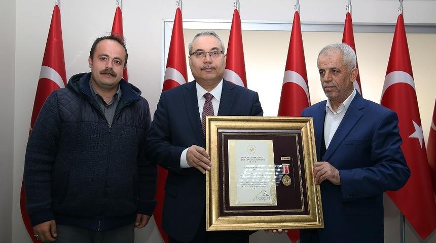 Şehit ailelerine devlet övünç madalyası