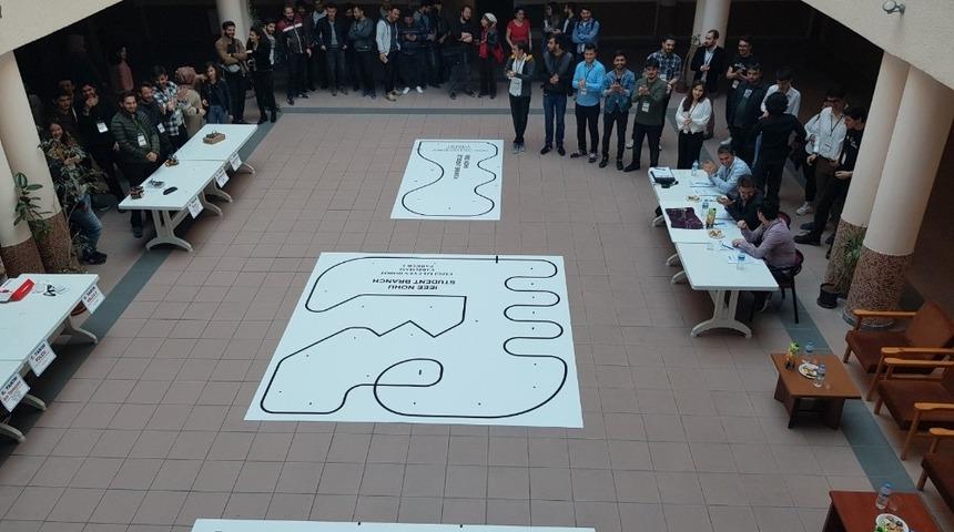 &Ouml;ğrenciler robotları yarıştırdı