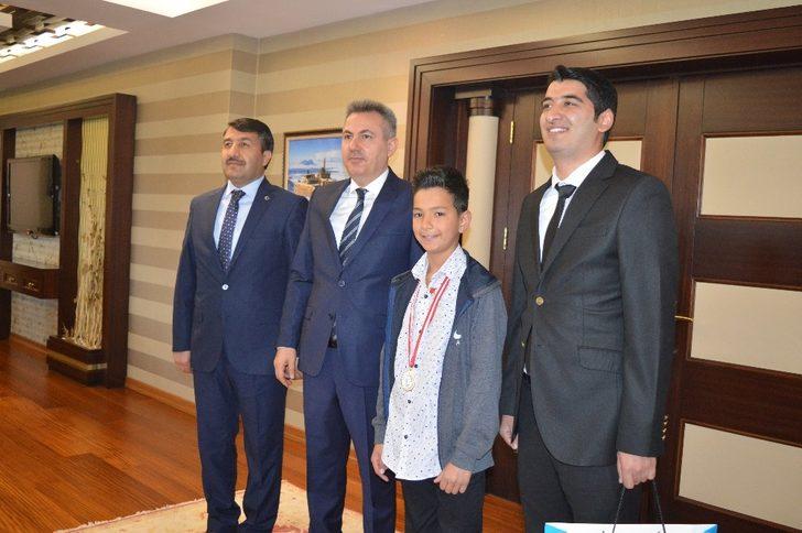 Vali Elban Şampiyon öğrencileri ödüllendirdi G2