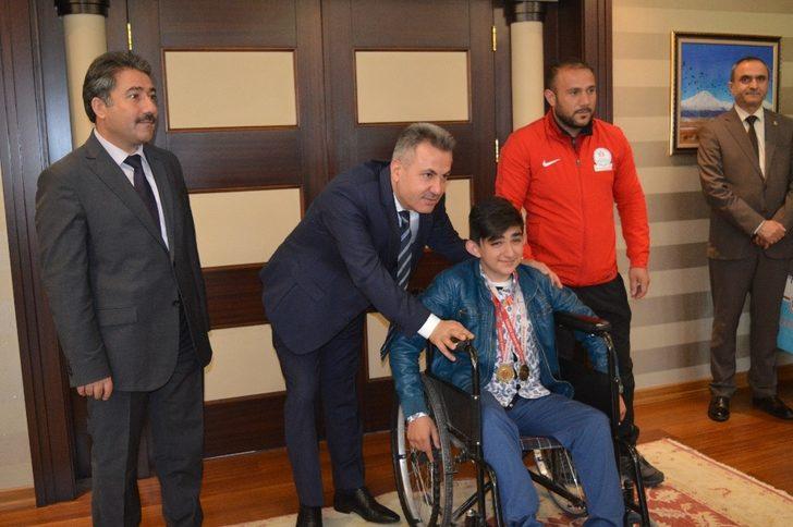 Vali Elban Şampiyon öğrencileri ödüllendirdi G3