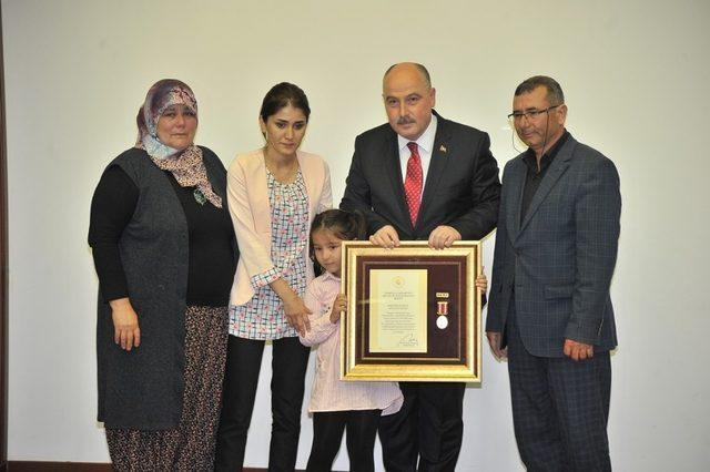 Gazi ve şehit ailelerine devlet övünç madalyası ve beratı verildi