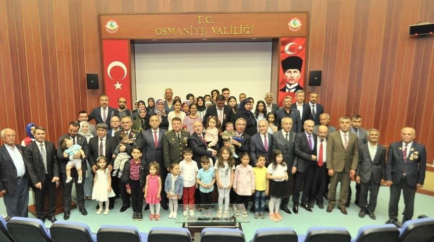 Gazi ve şehit ailelerine devlet övünç madalyası ve beratı verildi