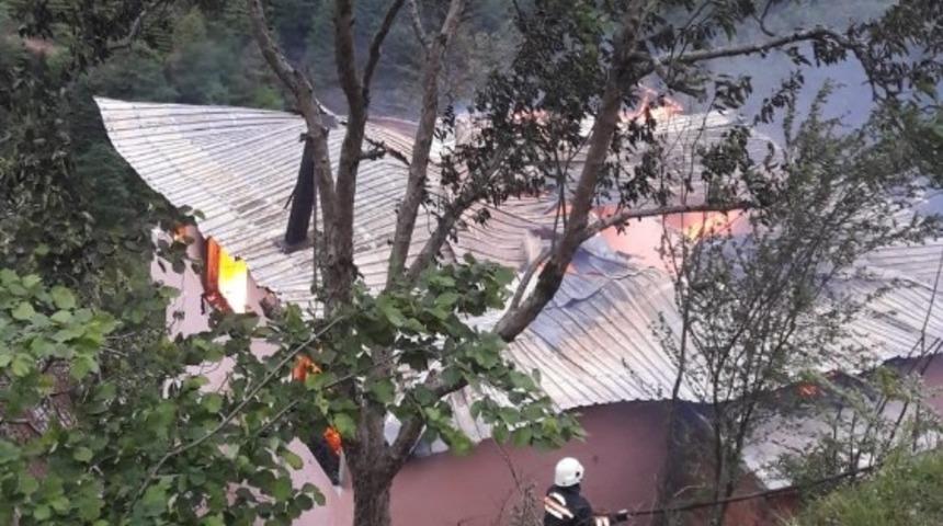 Trabzon’da yangın bir evi kül etti