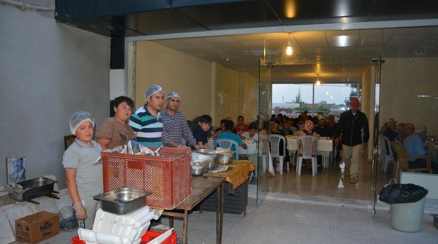 Her gün 750 kişiye iftar yemeği