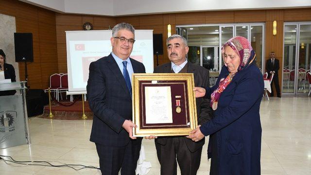 Şehit aileleri ve gazilere devlet övünç madalyası