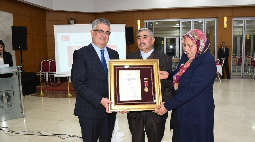 Şehit aileleri ve gazilere devlet övünç madalyası