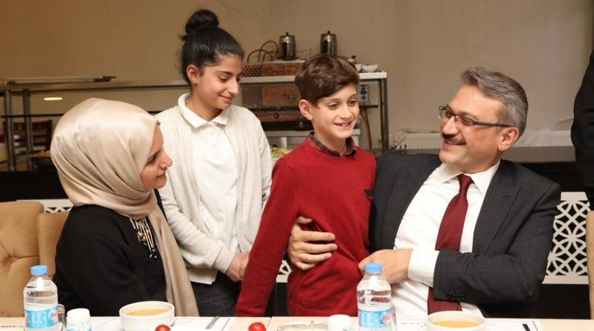 Vali Ekinci, koruyucu aile ve &ccedil;ocuklarla bir araya geldi