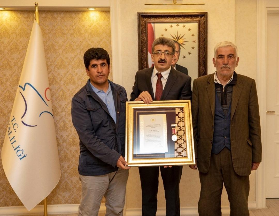 Vanlı şehitlerin ailelerine devlet &ouml;v&uuml;n&ccedil; madalyası