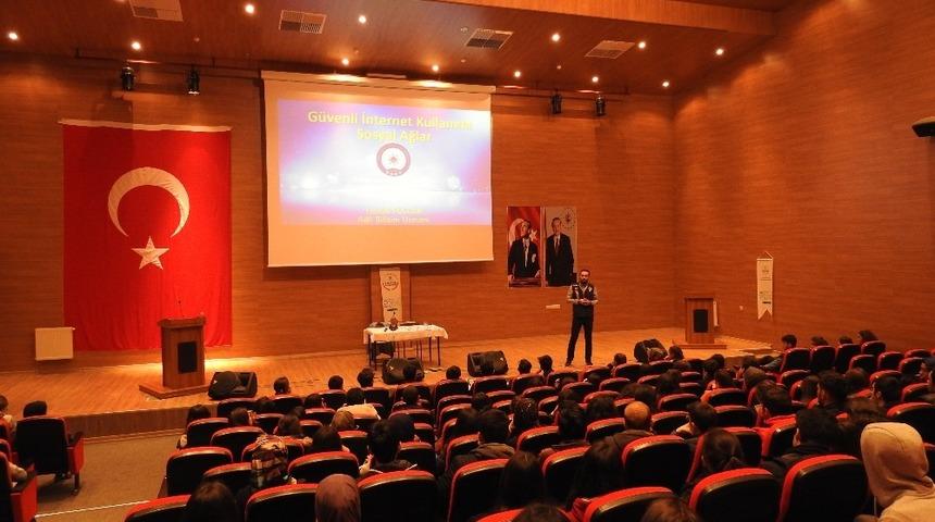 Emniyet M&uuml;d&uuml;rl&uuml;ğ&uuml;nden &ouml;ğrencilere &ldquo;siber g&uuml;venlik&rdquo; eğitimi