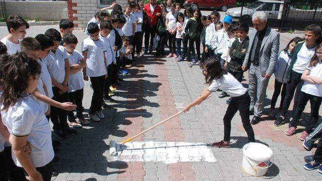 Resim dersinde okul girişine yaya geçidi çizdiler