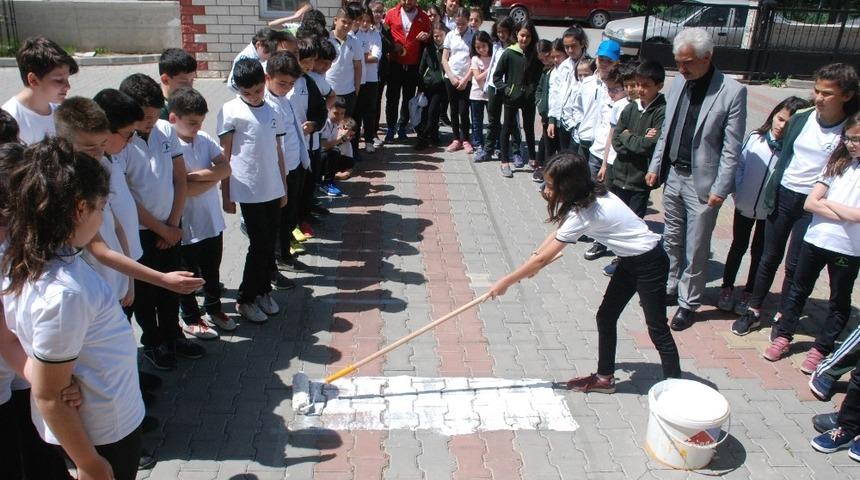 Resim dersinde okul girişine yaya geçidi çizdiler