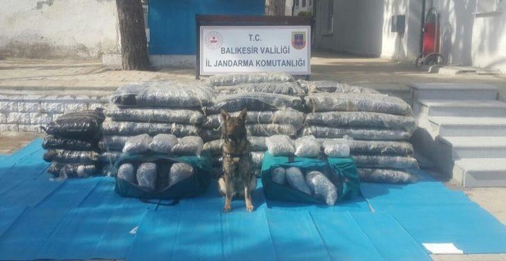 1 tonluk uyuşturucu tekneyi batırdı G4