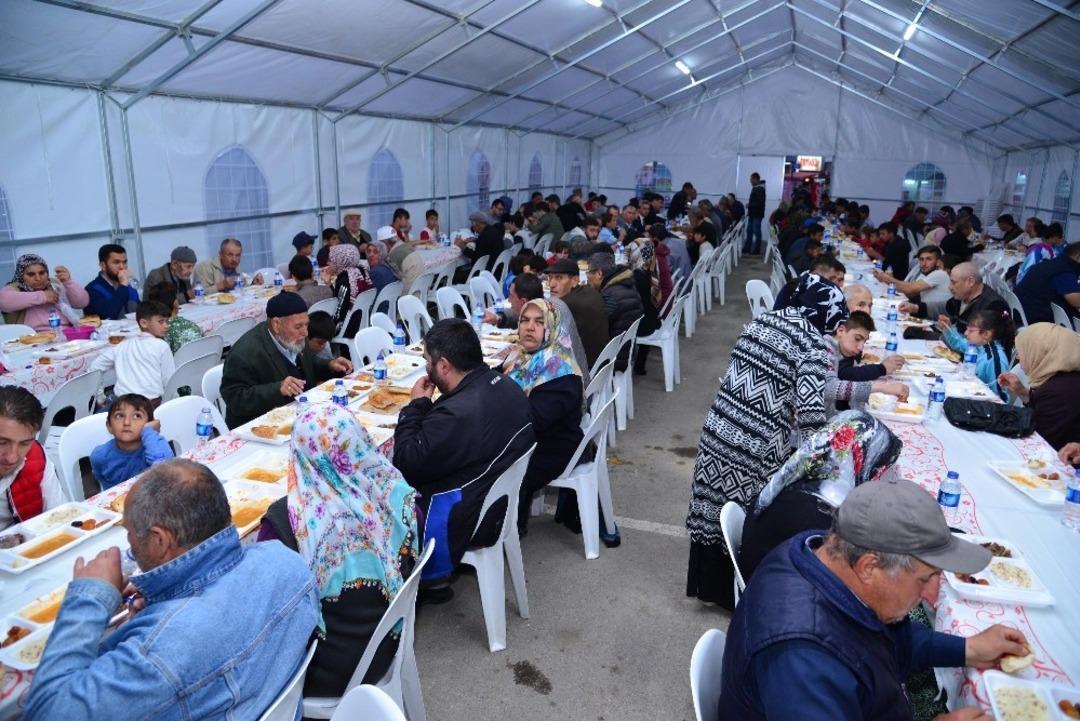 Başkan Oğuz, ilk iftarı vatandaşlarla yaptı