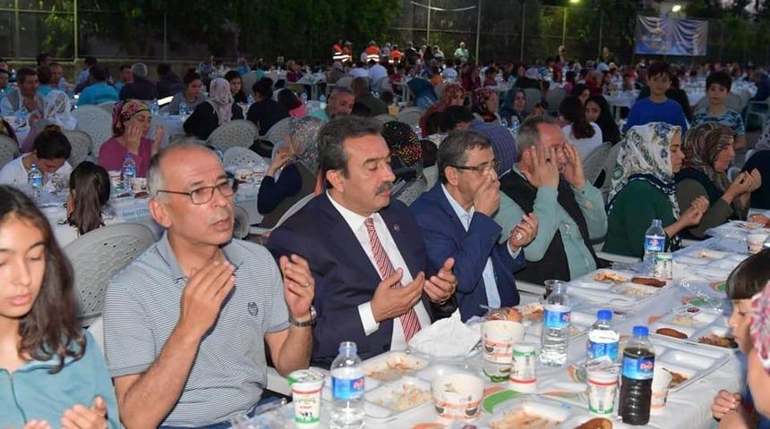 Başkan &Ccedil;etin, ilk iftarını Belediyeevleri&rsquo;nde a&ccedil;tı