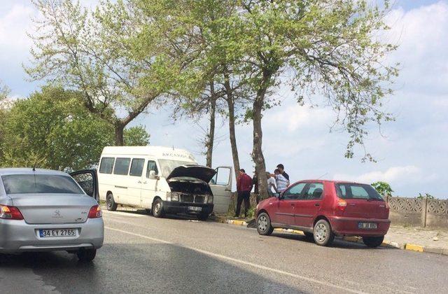 Minibüsün motoru bir anda yandı