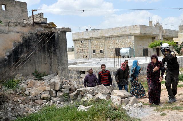 İdlib gece gündüz bombalanıyor, siviller Türkiye sınırına göç ediyor (3) 1