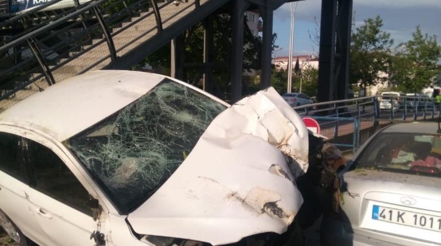 Kontrolden &ccedil;ıkan otomobil, park halindeki ara&ccedil;lara &ccedil;arparak durabildi: 2 yaralı