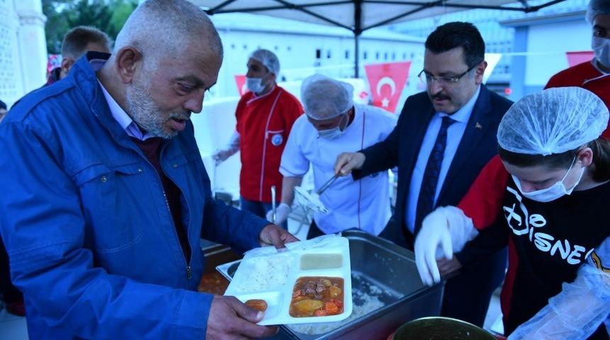 Trabzon&rsquo;da 5 ayrı noktada iftar &ccedil;adırları kuruldu, ilk iftarlar a&ccedil;ıldı