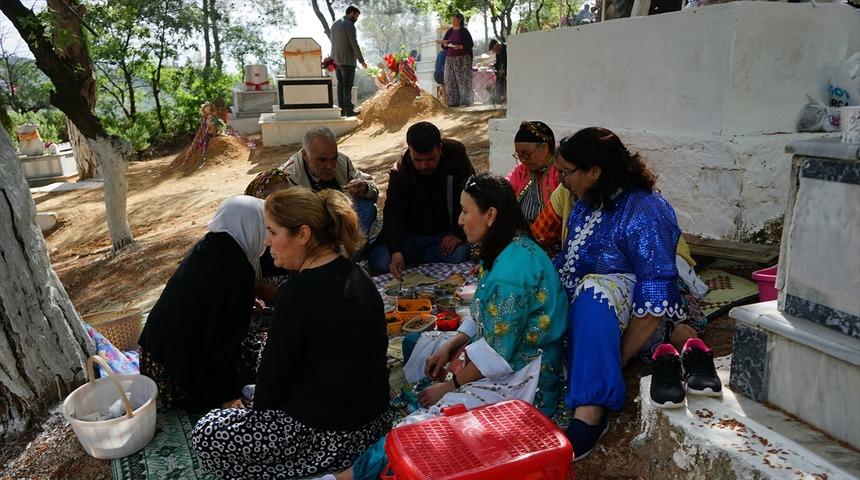 T&uuml;rkmen mezarlığında 6 asırlık Hıdırellez geleneği