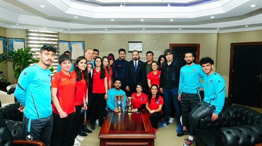 YY&Uuml; sporcuları kupalarını Rekt&ouml;r Şevli&rsquo;ye verdiler