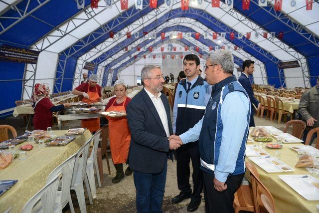 Başkan Aşgın, ilk orucunu iftar çadırında açtı