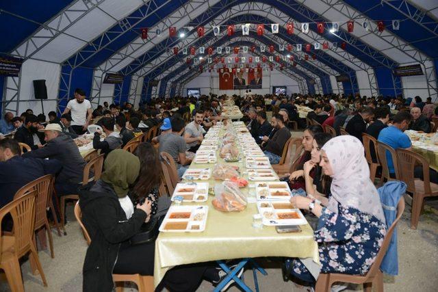 Başkan Aşgın, ilk orucunu iftar çadırında açtı