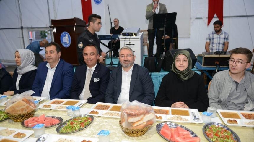 Başkan Aşgın, ilk orucunu iftar &ccedil;adırında a&ccedil;tı