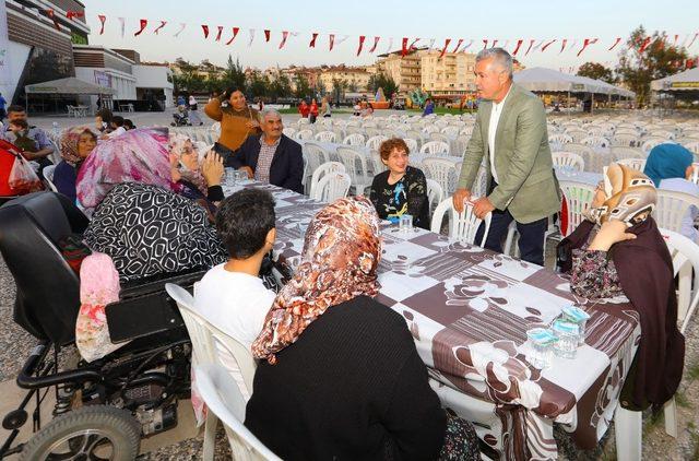 Başkan Sözen ilk iftar yemeğini dağıttı