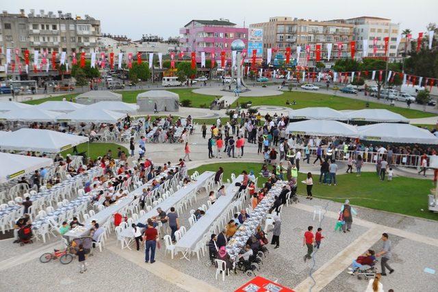 Başkan Sözen ilk iftar yemeğini dağıttı