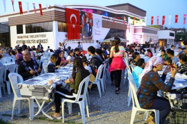 Başkan Sözen ilk iftar yemeğini dağıttı